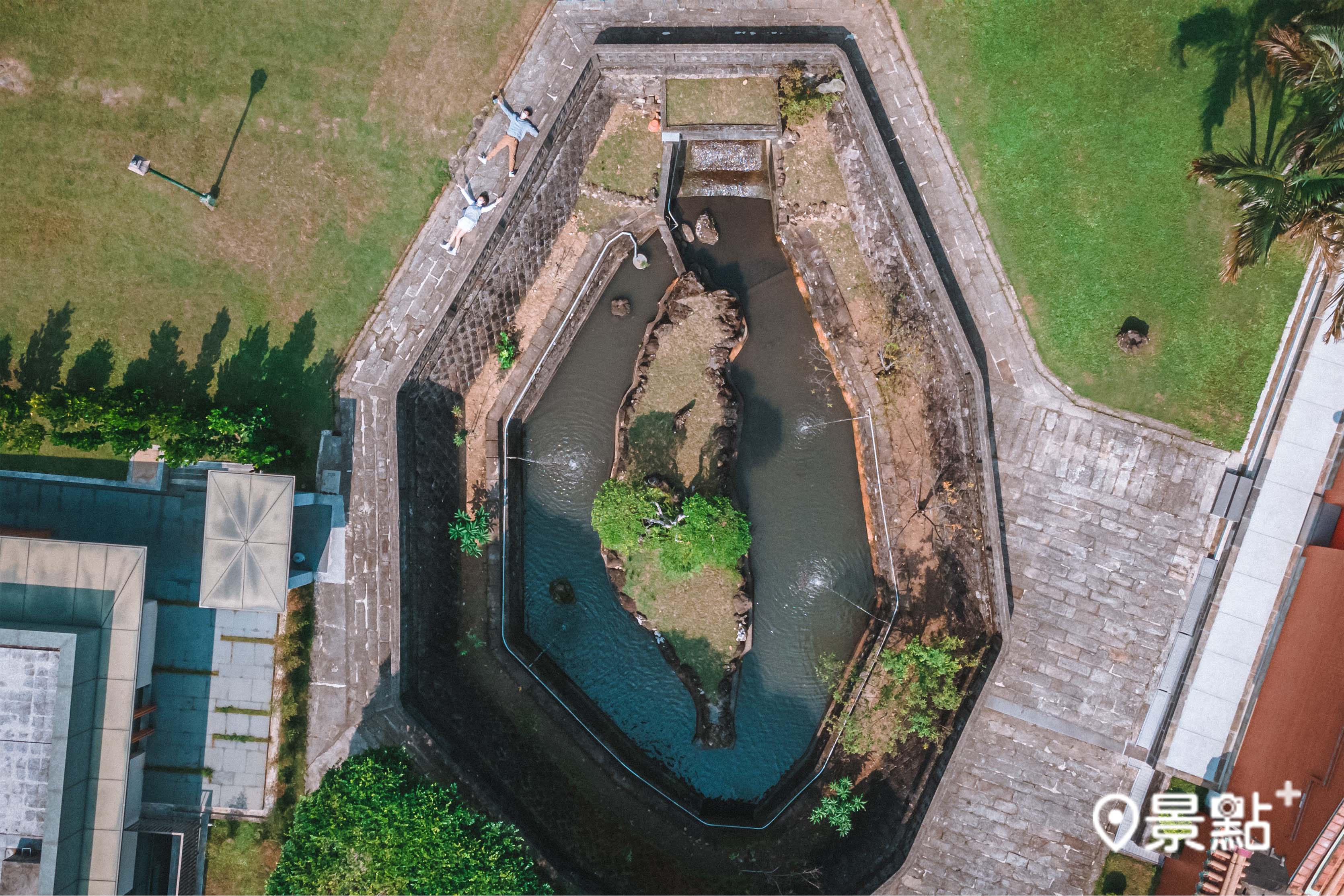 北投⾏天宮裡的⽔池是可愛的台灣的造型，由空拍視角觀賞更是可以看出整體的樣貌 。
