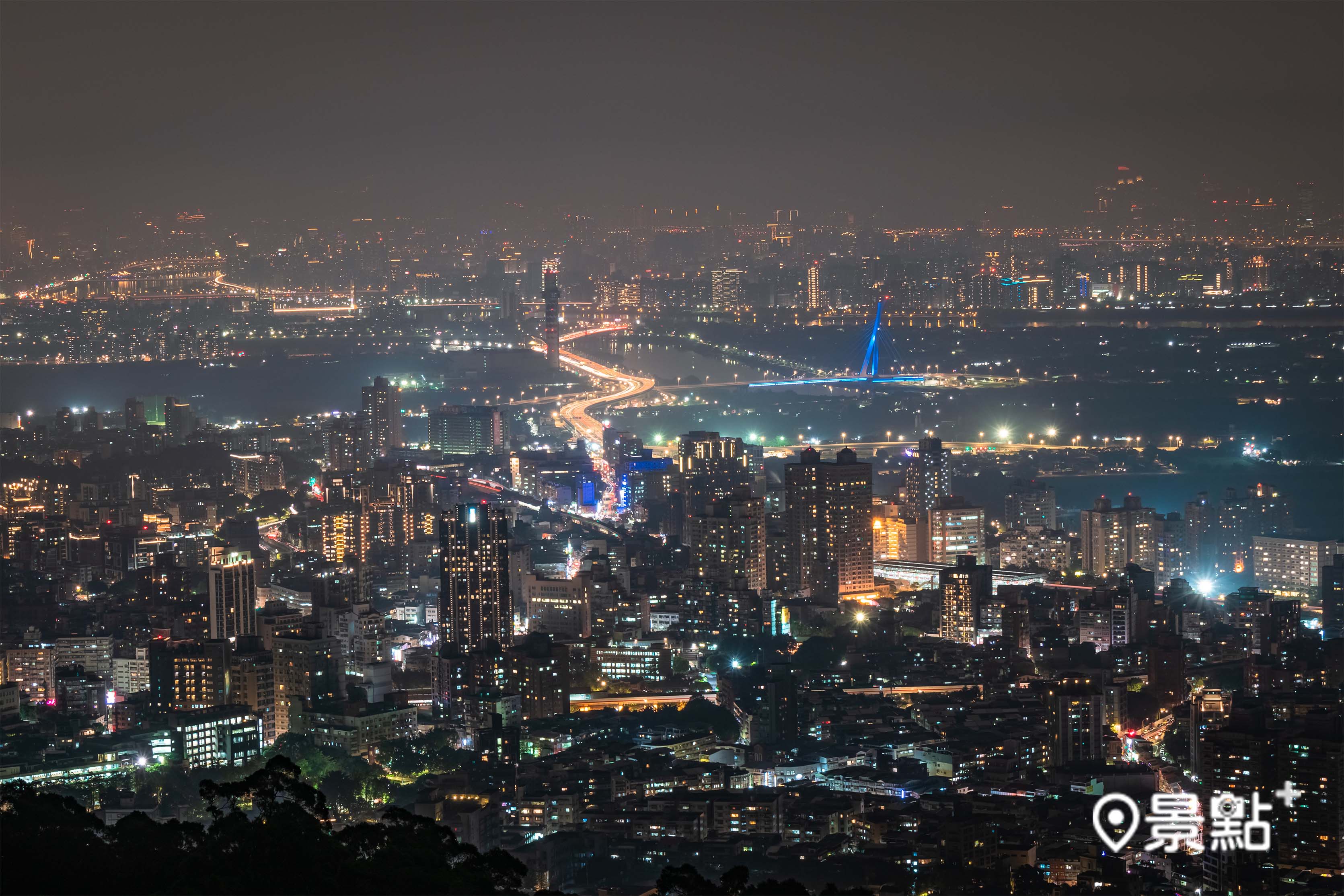 在四季長廊的平台上可以眺望美美的夜景，運氣好時還可以看⾒這⽚星空。