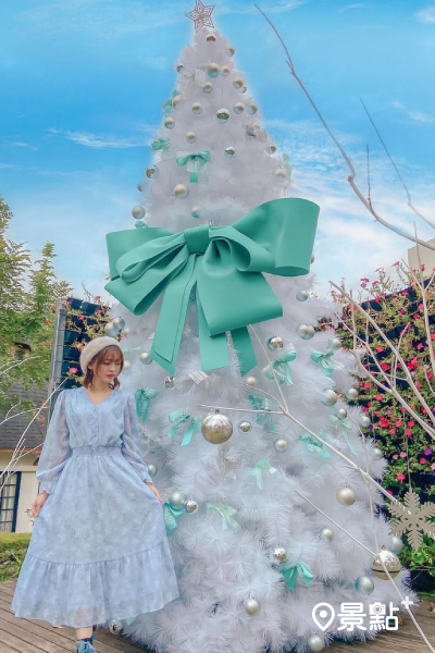 心之芳庭設置了超大顆純白聖誕樹 (圖／smile_sakura228)