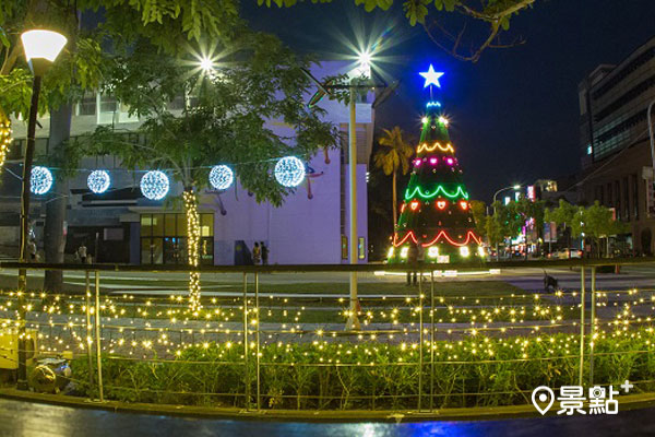新營文化中心「豐盛之樹─幸福的串連」於11月28日點燈。