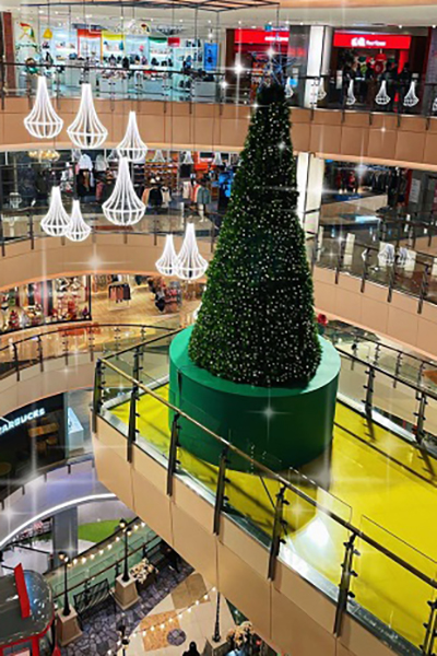 7公尺的聖誕樹。(圖／大江國際購物中心)