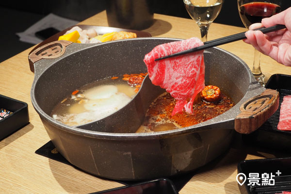 在和牛祭鍋物享用鴛鴦鍋，還能無限量大吃美味肉品。（圖／景點+張盈盈)