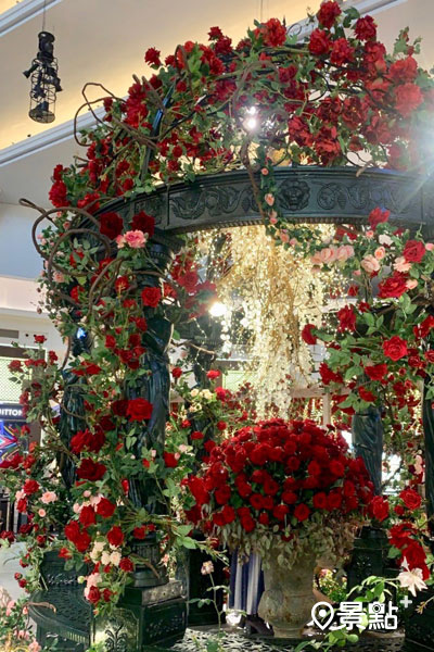 台北101購物商場4樓暖心花園有漂亮的玫瑰花棚場景。