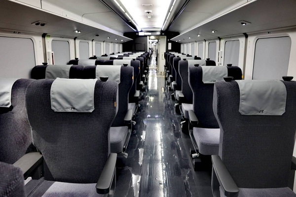 每一列車均增設一節商務車廂「騰雲座艙」