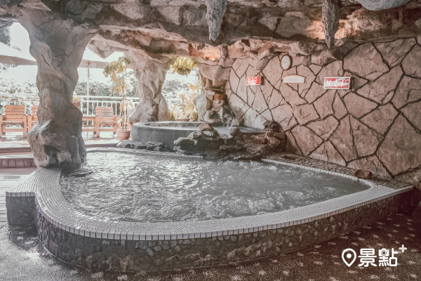 「關子嶺」「景大渡假莊園」設置的礦泥岩湯，讓旅人在戶外也能享受泥漿溫泉。