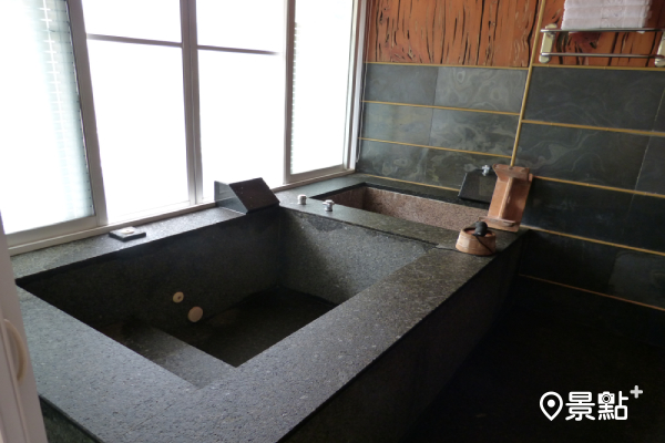 「烏來明月溫泉會館」浴室內裝潢多以檜木和石材打造，讓旅人泡澡時也能沉浸於檜木香氣中。