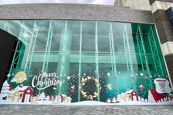 耶誕玻璃帷幕具有歐洲聖誕氛圍的視覺設計 (圖／台中市屯區藝文中心)
