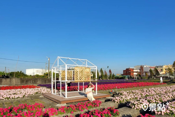 園區的裝置藝術有白色邊框小屋和巨型相框 (圖／kellyhuang64chiayi)