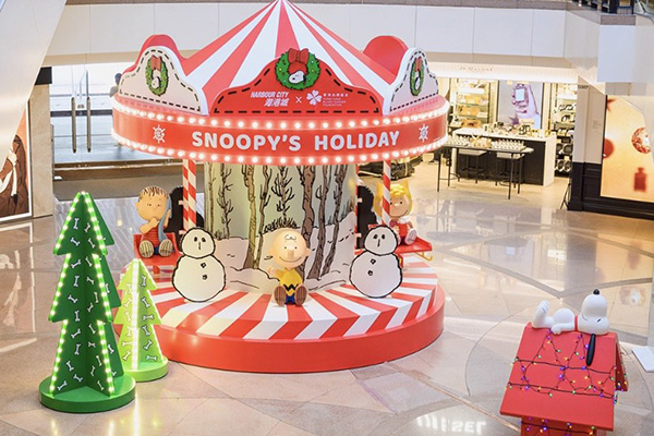 Snoopy’ s Holiday旋轉木馬，與史努比及其好友一同玩耍。