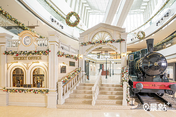 踏上列車展開聖誕鐵路時光之旅。(圖／ifc mall)