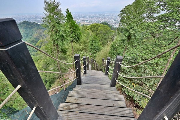 新田登山步道為總長2.9公里的登山步道，設有1,063階的木棧階梯。