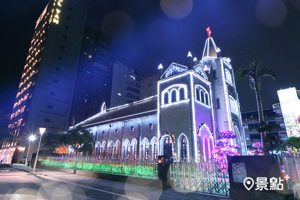 將近百年歷史的鹽埕教會，燦爛的燈影照耀歐風教會建築，散發獨特的浪漫氣息。