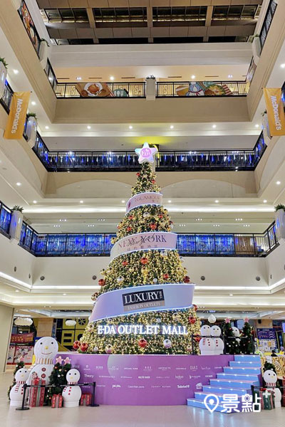 義大世界購物中心館內精心準備了華麗的大型室內聖誕樹，館外的聖誕布置繽紛浪漫。