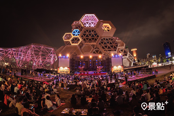 2022高雄跨年晚會，以音樂盛會為2022年台灣燈會暖身，在後疫情時代打開世界之窗。兩大舞台於駁二蓬萊商港區，以及高雄流行音樂中心同步舉行。
