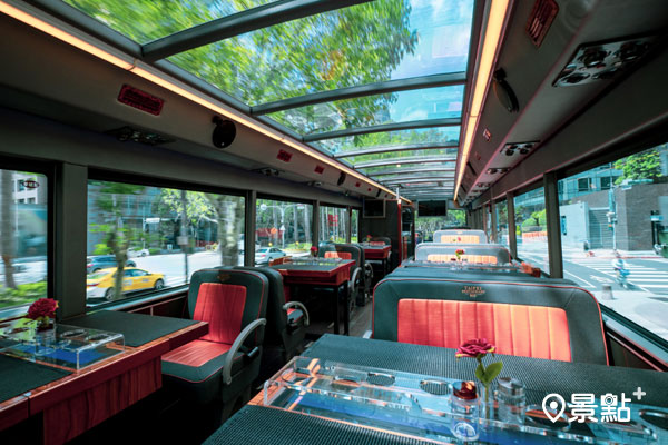 雙層觀光餐車兼具享用美食以及欣賞景色的特色。