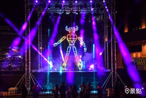 台北燈節這次秀出史上第一個會跳舞的主燈吸引遊客。(圖／台北市觀旅局）