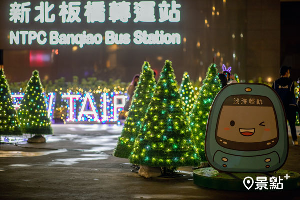 冬季村莊火車站旁圍繞著綠意盎然的耶誕樹。