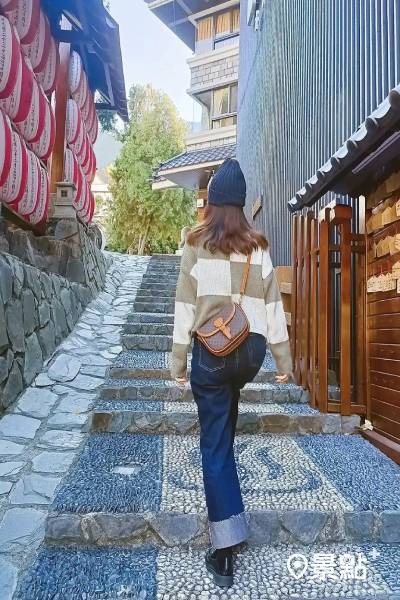 充滿日式風情的石板步道，讓人有置身日本山林溫泉鄉的錯覺。