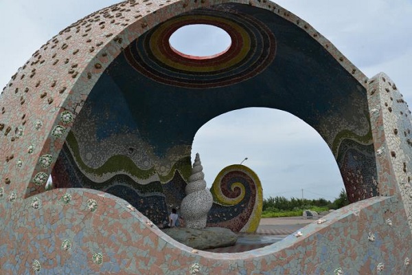 藉台西國小師生之手打造的巨型海螺，極富教育意義。 (圖／雲林縣政府)