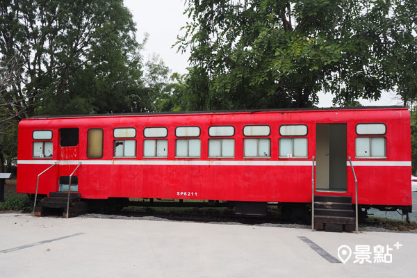 大紅色列車車廂勾起人對阿里山森鐵的回憶。