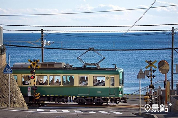 經典場景江之島電鐵與一旁蔚藍的湘南海岸。(圖／Klook，下同)