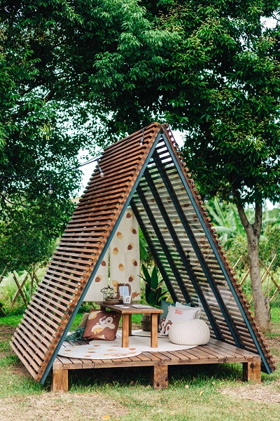 戶外區的三角木屋提供露營風格野餐