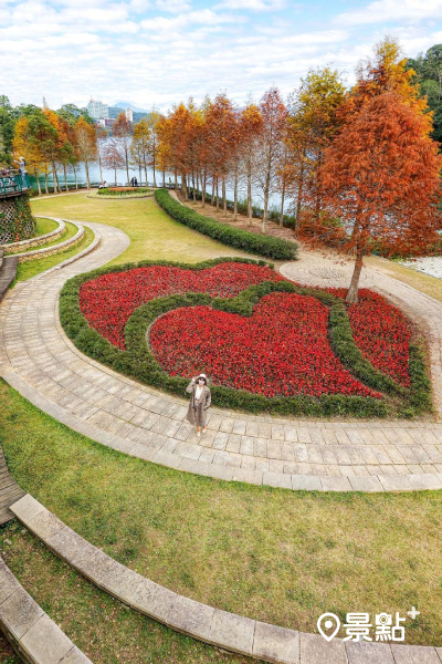 遊客中心下方的雙心花圃，遍植花卉，為整個區域注入繽紛色彩。