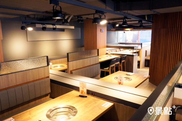 明亮寬敞的用餐空間，共有23桌，105席的位置。