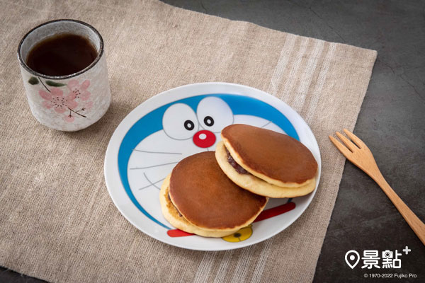 哆啦A夢經典幸福笑臉的「陶瓷分享盤」，用餐同時也被療癒。