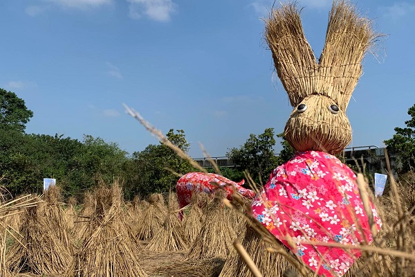 現場有各式各樣的豐富稻草作品 (圖／大埤稻草文化季)