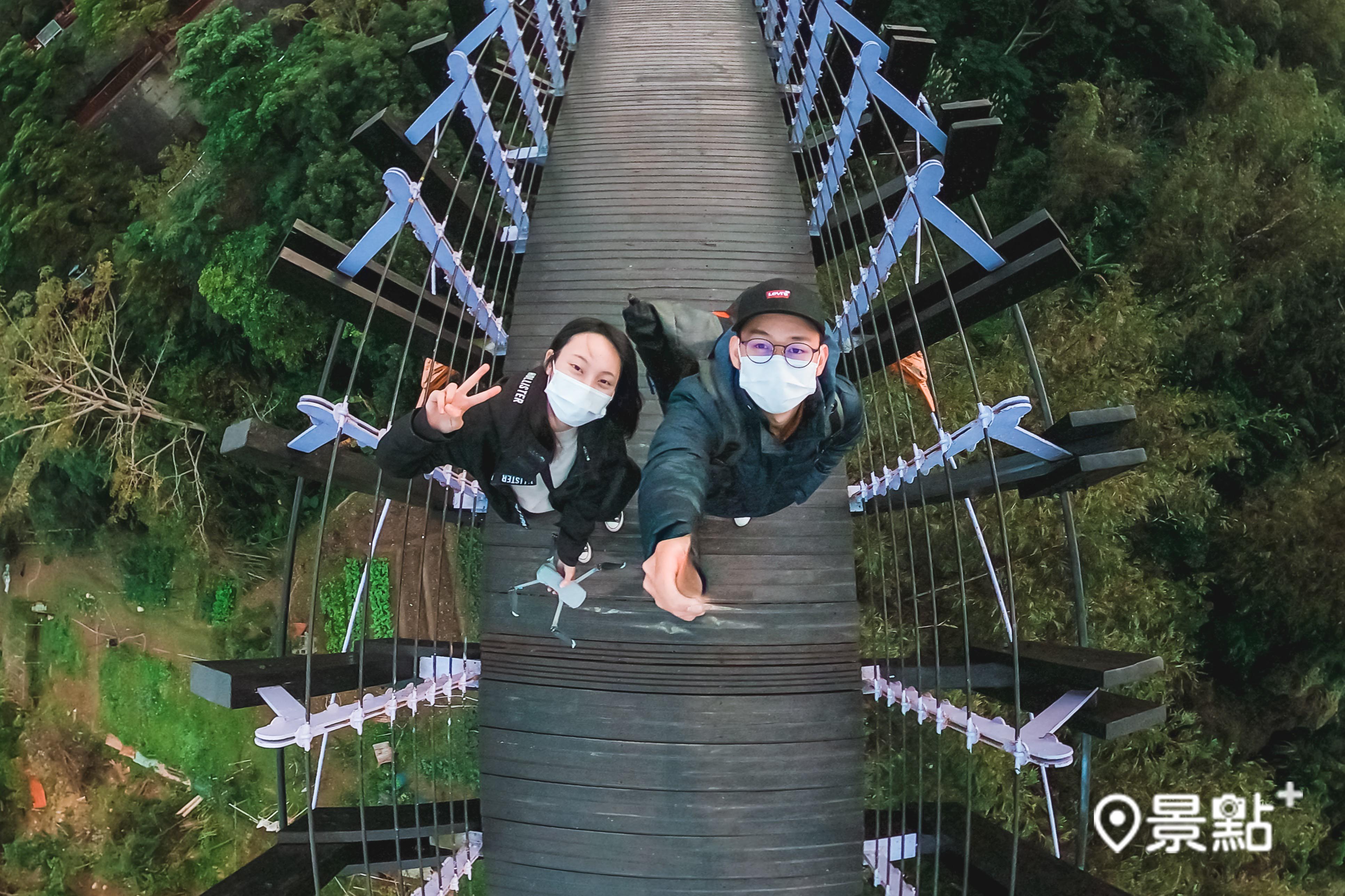⽩⽯湖吊橋全⻑116公尺，橫跨忠勇⼭、⼤崙頭⼭，更是台北市第⼀座⼤跨距吊橋。
