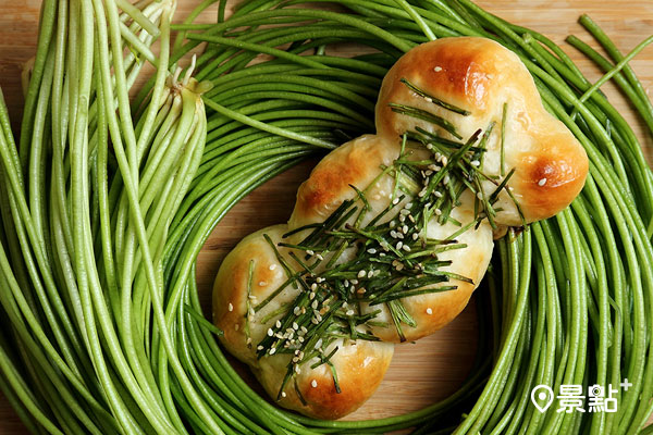 獨特的野蓮麵包靈感來自傳統蔥麵包，以野蓮取代蔥花，加入味增調味，是少見的奶蛋素鹹麵包。