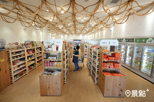「未來超市」天花板的杉木飾板相當吸睛，以客家編織技藝詮釋「斗笠」，從側面看則是「果實」的意象。