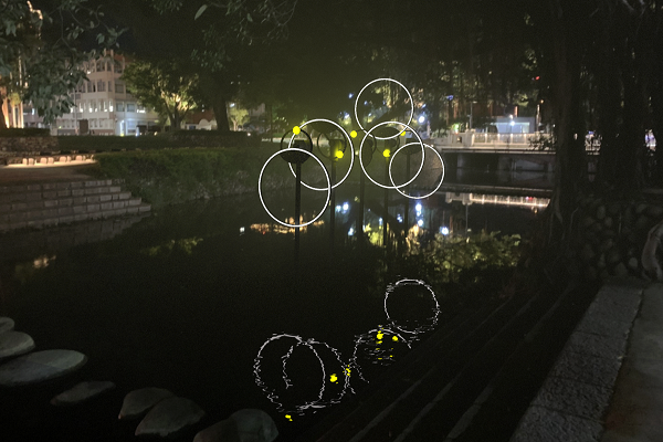 《徹夜未眠直至晨光》是由兩個圓環組合而成的動力燈光雕塑。 (圖／都市藝術工作室)