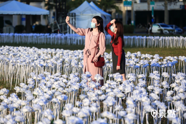 「愛在臺南 浪漫燈海」活動，透過逾3萬朵白色玫瑰花燈，溫暖大家的心。