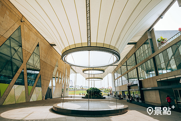 大東文化藝術中心頂棚設計有如準備起飛的熱氣球，搭配清水模與玻璃帷幕建築體，創造奇幻繽紛的視覺。