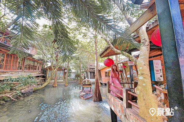 古色古香的傳統風建築，周遭還有竹林和水池環伺。