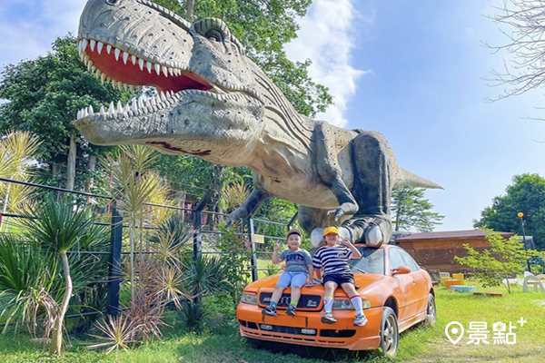 百果山探索樂園模擬電影場景恐龍襲擊車的畫面。(圖／lovedovey89)