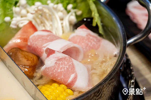 台灣風味老罈酸菜白肉鍋，搭配Q彈豬五花最對味。
