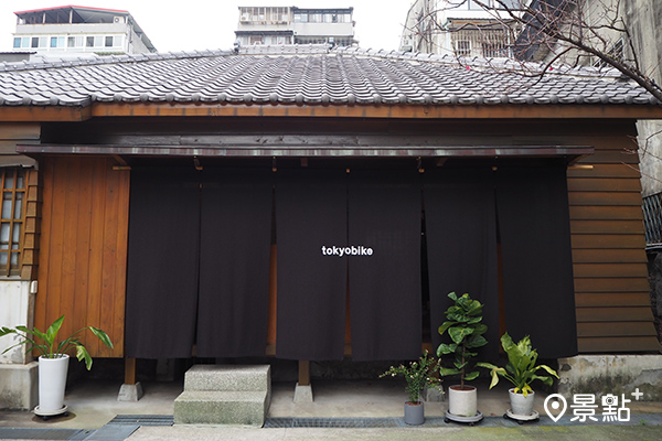 建築的側面黑色暖簾有著濃濃日本風情。