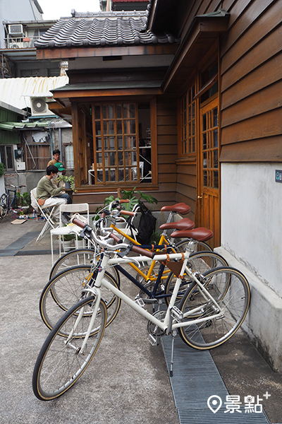 戶外擺放的腳踏車都歡迎客人試騎。