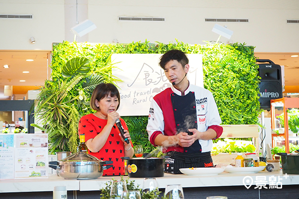 瑞康屋董事長蔡蕙玲與國王御廚王振權現場示範美味蔬食料理。
