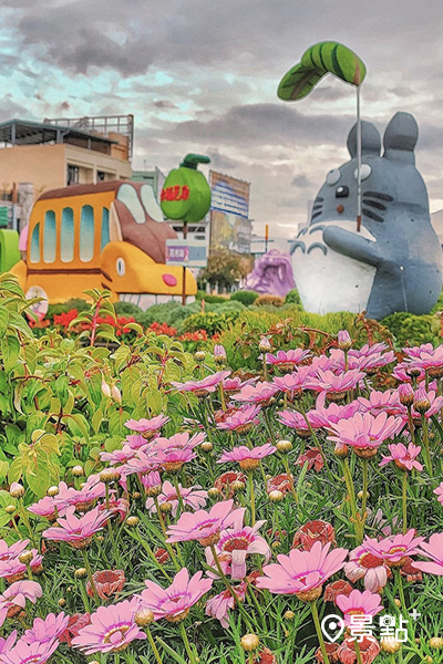 龍貓公車造景與各種花卉。 (圖／linedwige)
