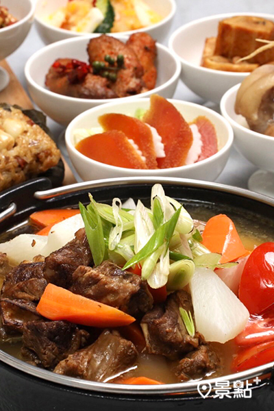 宴會廳主廚吳俊煌全新藝烹的「牛腩鍋三合一家宴」則以1,999元的優惠價格宴饗饕客。