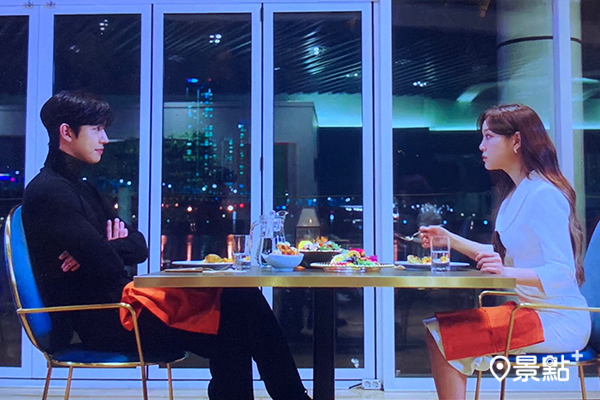 姜泰武與夏莉（申金熙）在這裡慶祝偽戀愛周年慶。(圖／Netflix，社內相親)