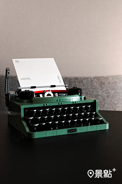 《普普復古》尊榮客房，放置經典的薄荷綠復古樂高打字機，重現1950年代的通訊風格。