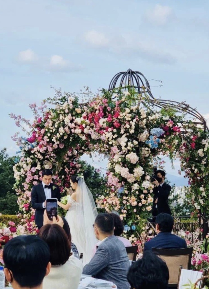 韓國網路、社群媒體已流出玄彬、孫藝真婚禮時令人感動的畫面。