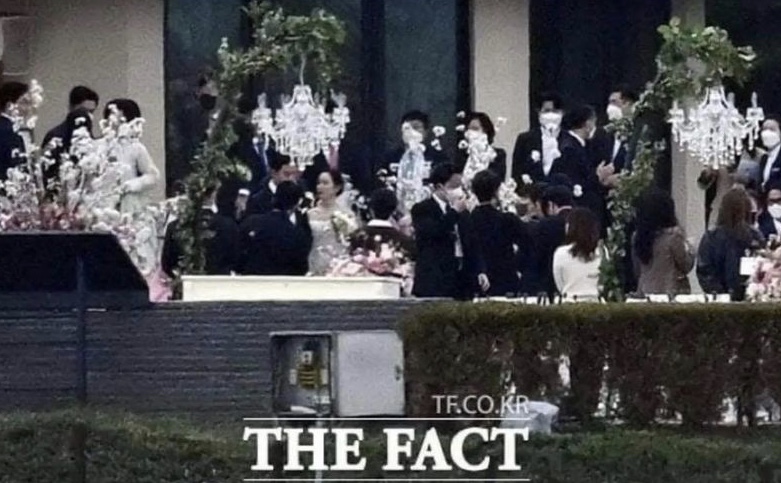 韓媒The Fact分享出的婚禮照片已在社群網站上瘋傳，浪漫的婚禮佈置，令人感受夢幻婚禮的隆重。