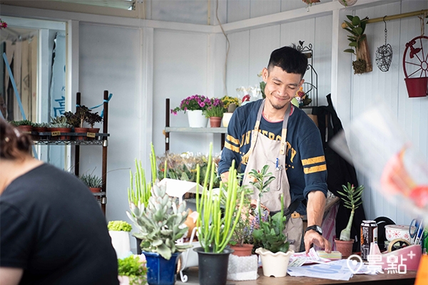 藝文市集由在地小農販售當地花卉與植栽