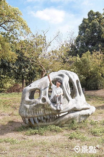 公園裡有著巨大的恐龍頭骨。(圖／qiuung)